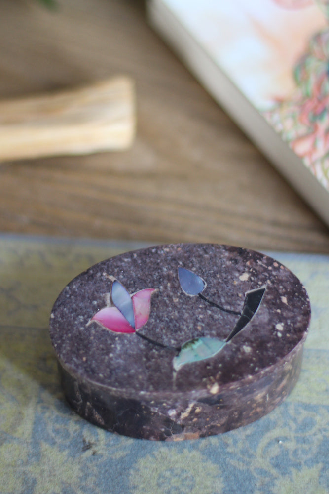 Cajita de Piedra Ovalada con detalle de Flor