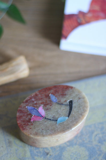 Cajita de Piedra Ovalada con detalle de Flor