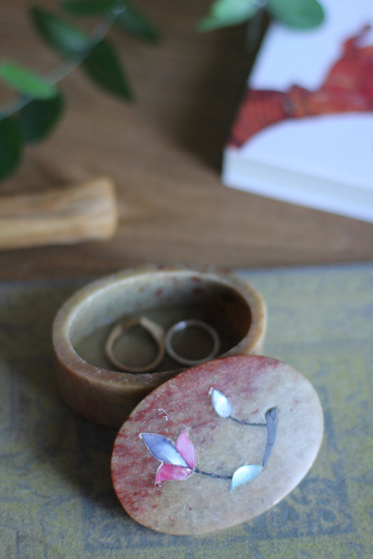 Cajita de Piedra Ovalada con detalle de Flor