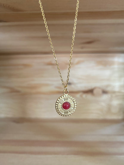 Collar con colgante de piedra Roja y moneda de sol