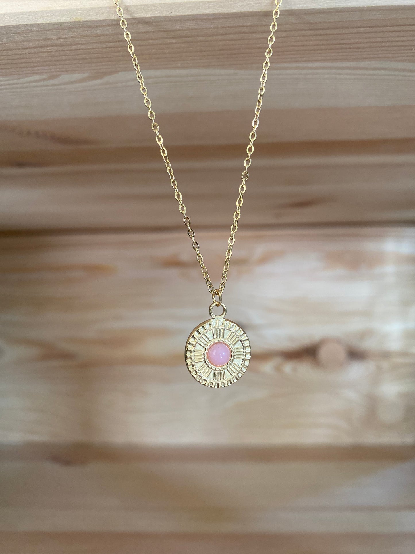 Collar con colgante de piedra Rosa y moneda de sol